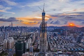 旭東圍擋廠家祝賀，深圳又一高樓388米 順利封頂 ！
